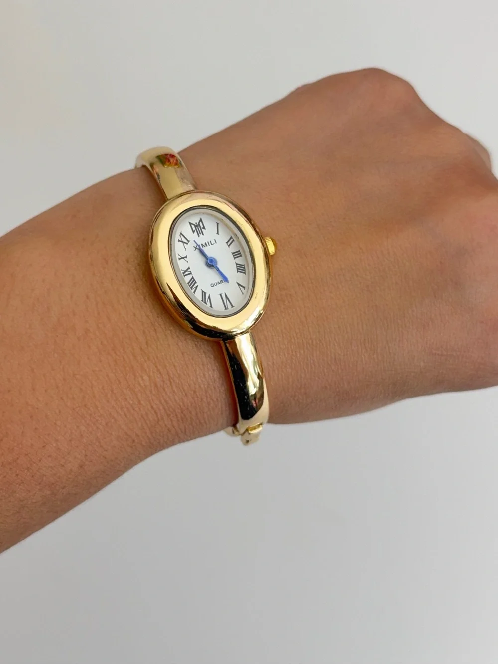 Baignoire Style Gold-Tone Oval Bangle Watch – Elegant Quartz Watch.